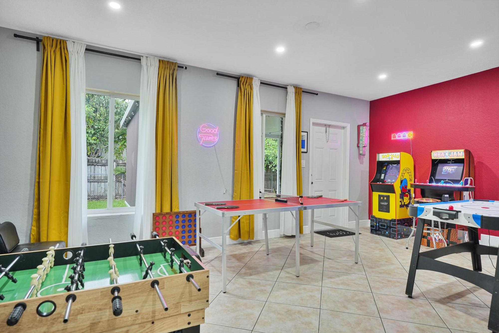 Coastal Escape: Luxury Retreat with Game Room & Beach Access Miami Exterior photo