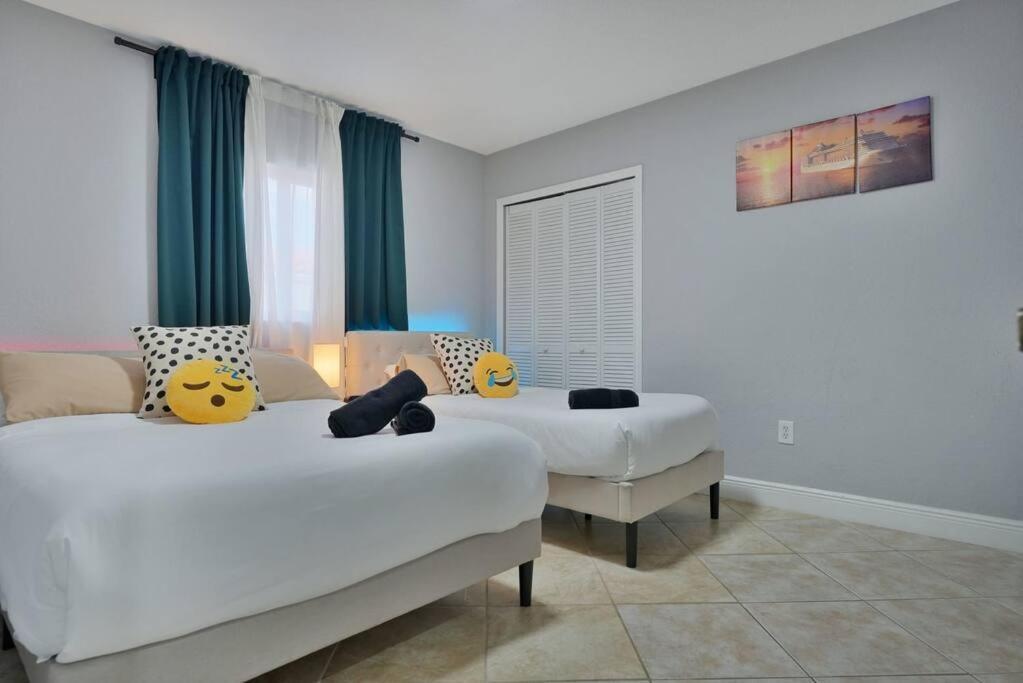 Coastal Escape: Luxury Retreat with Game Room & Beach Access Miami Exterior photo