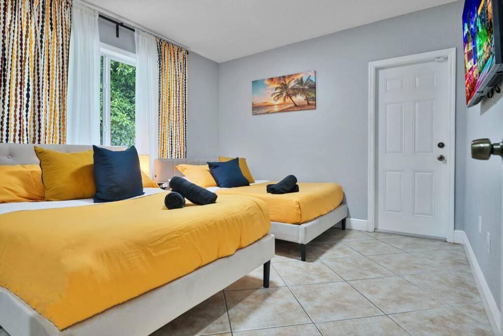 Coastal Escape: Luxury Retreat with Game Room & Beach Access Miami Exterior photo