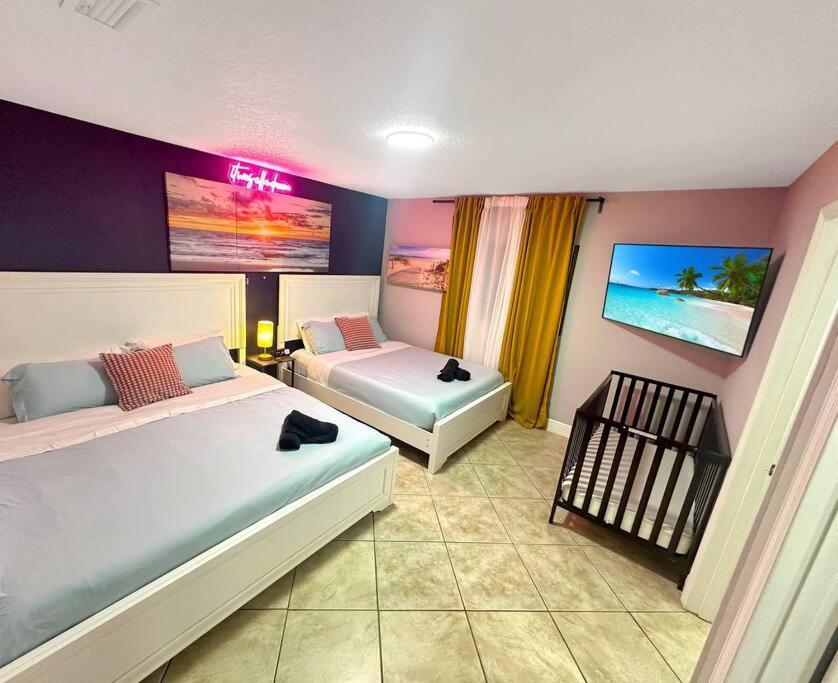 Coastal Escape: Luxury Retreat with Game Room & Beach Access Miami Exterior photo