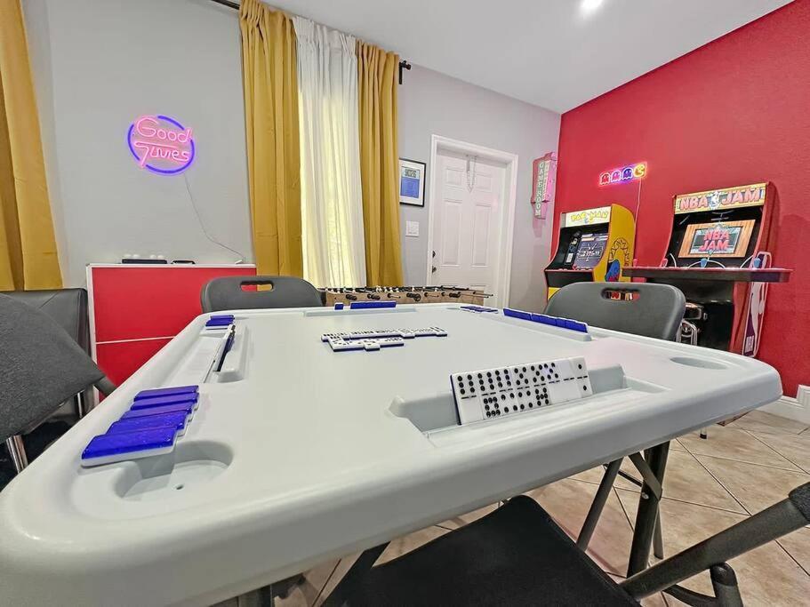 Coastal Escape: Luxury Retreat with Game Room & Beach Access Miami Exterior photo
