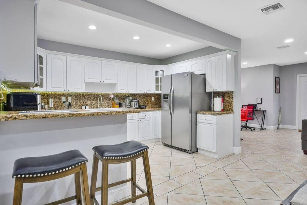 Coastal Escape: Luxury Retreat with Game Room & Beach Access Miami Exterior photo