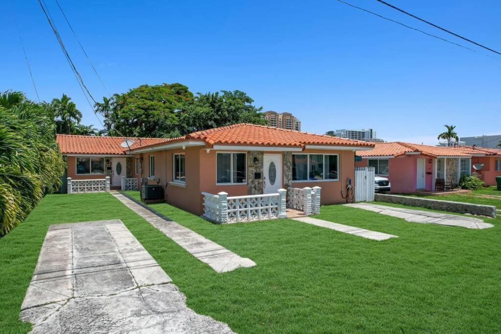 Coastal Escape: Luxury Retreat with Game Room & Beach Access Miami Exterior photo