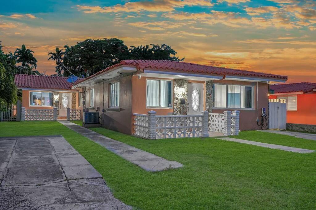 Coastal Escape: Luxury Retreat with Game Room & Beach Access Miami Exterior photo