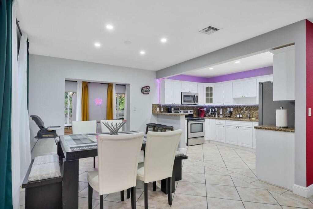 Coastal Escape: Luxury Retreat with Game Room & Beach Access Miami Exterior photo