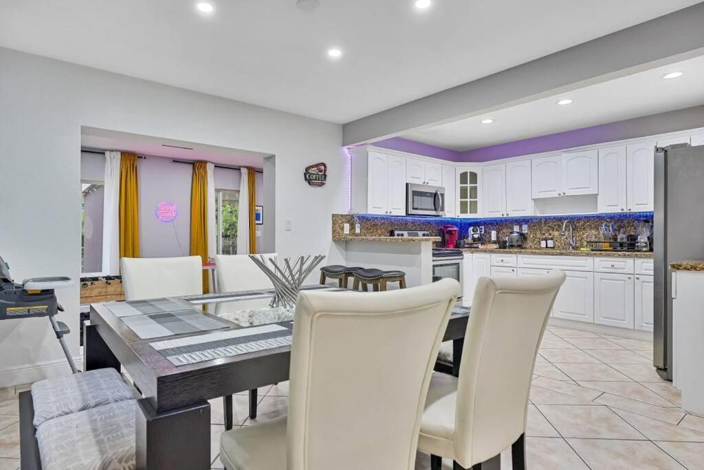 Coastal Escape: Luxury Retreat with Game Room & Beach Access Miami Exterior photo