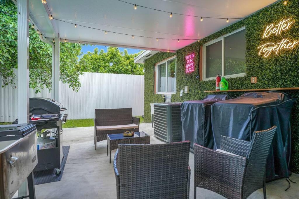 Coastal Escape: Luxury Retreat with Game Room & Beach Access Miami Exterior photo