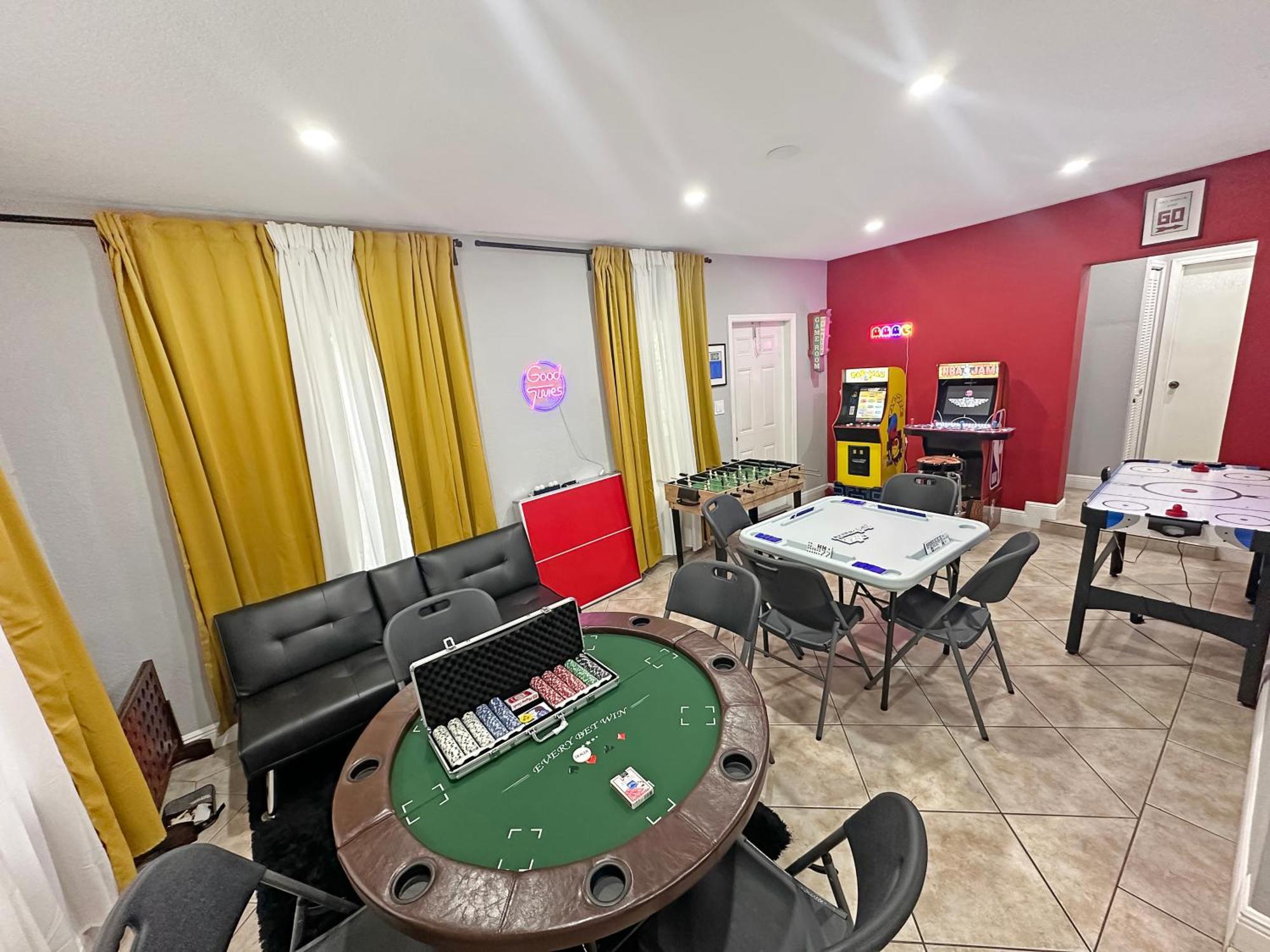 Coastal Escape: Luxury Retreat with Game Room & Beach Access Miami Exterior photo